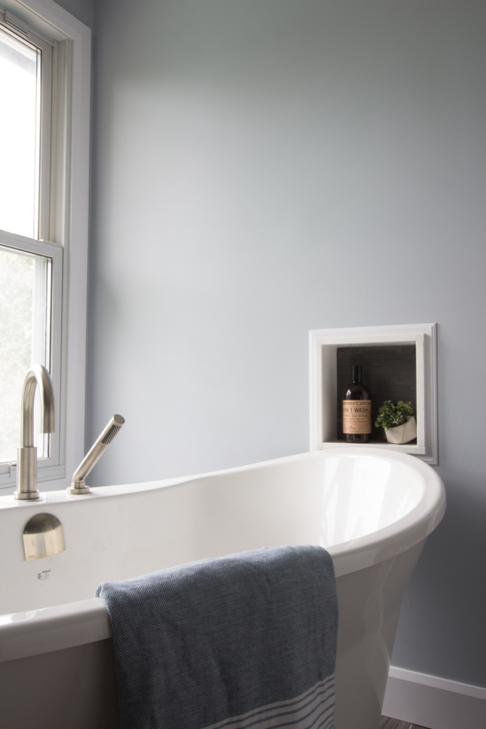 Free standing bathtub with wall nook